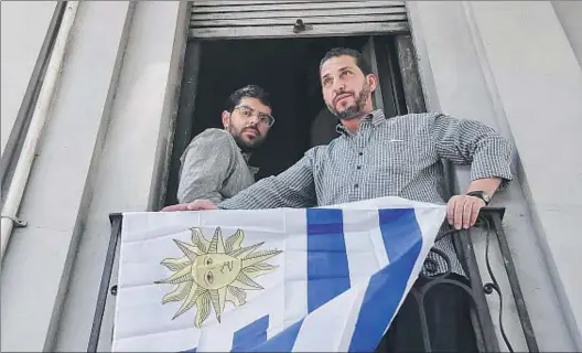  ?? INES GUIMARAENS / AP ?? El sirio Omar Abdelahdi Faraj y el tunecino
Adel bin Muhammad El Ouerghi, dos de los ex-presos,
con una bandera uruguaya