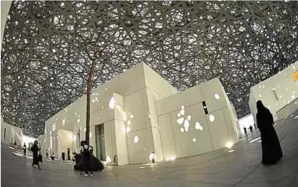  ?? Foto: Giuseppe Cacace ?? Fakultativ­er Ausflug: Der Louvre in Abu Dhabi ist auf jeden Fall einen Besuch wert!