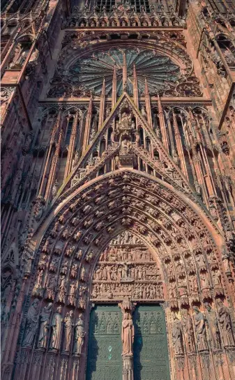  ??  ?? Le portail central, dit de la Vierge et des Prophètes, sur la façade occidental­e de Notre-dame de Strasbourg. Ces prophètes autour de la Vierge (placée au trumeau) ont prédit l'arrivée du Christ, ainsi que la souffrance qu'il devra endurer.