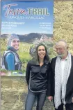  ??  ?? Anne Lyse et le maire de Salles la Source devant l’affiche de présentati­on de Terra Trail