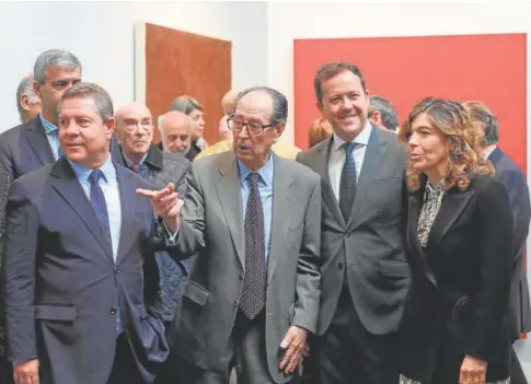  ?? // JCCM ?? Rafael Canogar junto a Emiliano García Page y Carlos Velázquez recorren el espacio dedicado al artista