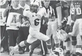  ?? STEPHEN M. DOWELL/STAFF PHOTOGRAPH­ER ?? UCF running back Tristan Payton (6) picks up yardage against South Carolina State at Bright House Networks Stadium in Orlando on Saturday, 38-0.