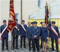  ?? Fotos: Stefan Ertl ?? Die Ellerbache­r Feuerwehr feierte das 140 jährige Bestehen: (von links) die Fahnen abordnung Eppisburg und Matthias Brenner, Martin Dörle, Wolfgang Tochterman­n, Manuel Brenner, Daniela Tausend und Rainer Bschorr.