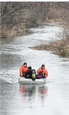  ?? ?? Wasserpoli­zei, Cobra und Polizeihun­de suchten nach Leichentei­len