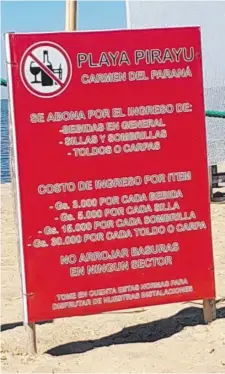  ?? ?? El cartel en el que figuran montos a pagar para ingresar con bebidas, sombrilla, silla, toldo o carpa a la playa Pirayú.