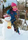  ??  ?? Franziska, 5, aus Biburg, präsentier­t im Garten stolz ihren selbst gebauten Schneemann.