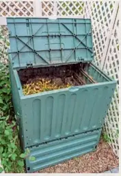  ??  ?? Containere­le termice sunt închise bine. Pentru că la compost ajunge puțin aer, resturile verzi trebuie amestecate cu grijă înainte de umplere. Descompune­rea decurge deseori mai repede în cazul lor, dar este greu de controlat