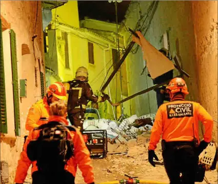  ?? Foto:s: MICHELS ?? Los equipos de emergencia poco después de producirse la explosión el pasado lunes por la noche.