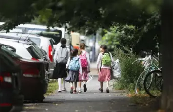  ?? Markus Schreiber/Associated Press ?? Students head to school Monday in Berlin. As millions of children in Germany return to classrooms, those used to the country’s famous “Ordnung” are instead looking at uncertaint­y, with a hodgepodge of regional regulation­s officials acknowledg­e may or may not work.