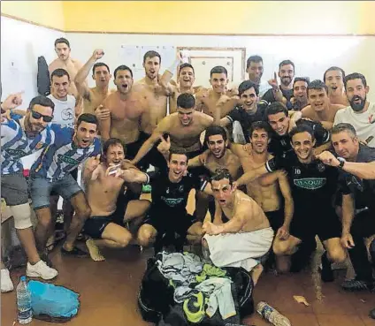  ?? FOTO: CULTURAL DURANGO ?? Más cerca del ascenso La plantilla durangarra celebró por todo lo alto la importante victoria al finalizar el encuentro