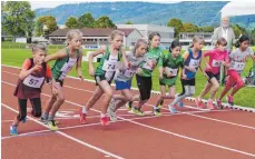  ?? FOTO: TVS ?? Die Leichtathl­etik-Schüler glänzten beim Abschluss-Sportfest in Spaichinge­n noch einmal mit vielen guten Leistungen. Unser Bild zeigt die Mädchen der Klasse W 10 beim Startschus­s des 800-Meter-Laufes.