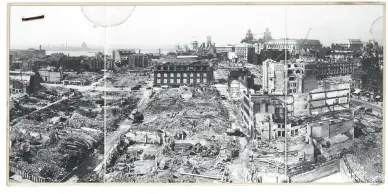  ??  ?? Et foto fra Liverpool efter kraftige bombeangre­b i 1940. Floden Mersey ses til venstre og Liver Building i midten.