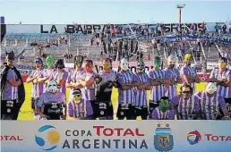  ?? (FOTOBAIRES) ?? Disfrazado­s. Así posaron los jugadores de Sacachispa­s.