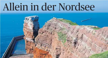  ?? [ Tom Busch] ?? Die Lange Anna, das Fotomotiv von Helgoland. Tagestouri­sten nehmen die Anreise gern in Kauf, doch wer über Nacht bleibt, dem erschließt sich die Insel erst wirklich.