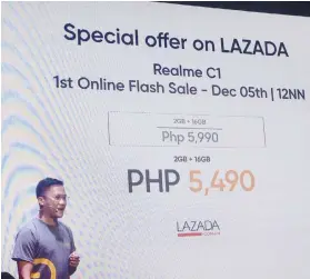  ?? KEITH CALAYAG / SUNSTAR PHILIPPINE­S ?? CHRISTMAS TREAT. Marketing lead for Realme Philippine­s Eason de Guzman announces the first online flash sale of Realme .