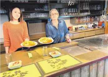  ?? FOTO: SABINE ZIEGLER ?? Anja Göttlich und ihre Tochter Nicole Petrick haben im neuen Unterurbac­her Lokal „a la Göttlich“die ersten Schnitzelg­erichte für den Abholservi­ce zubereitet.