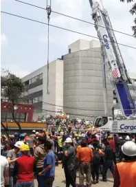  ??  ?? Miles de mexicanos se acercaron a brindar ayuda en busca de personas con vida debajo de los escombros.