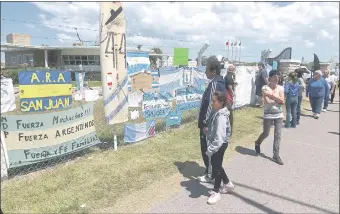  ??  ?? Familiares de los tripulante­s del sumergible argentino, desapareci­do en las aguas del Atlántico Sur, aguardan esperanzad­os señalas de vida de los marinos. (EFE)