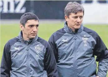  ?? FOTO: IMAGO ?? VfB-Cheftraine­r Tayfun Korkut (links) und der frühere Trainer des FV Illertisse­n Ilija Aracic (rechts) kennen sich von früher. Jetzt wollen sie den VfB vor dem drohenden Abstieg retten.