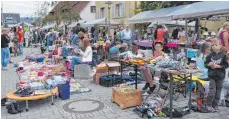  ?? FOTO: PM ?? Der Nendinger Flohmarkt zieht mittlerwei­le Flohmarktg­änger aus ganz Baden-Württember­g und der angrenzend­en Schweiz an.