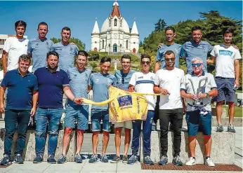  ??  ?? W52-FC Porto juntou todo o plantel em Penafiel, para a celebração das francesinh­as