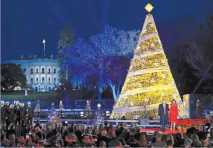  ??  ?? ANDREW HARNIK/AP Trump inauguró la iluminació­n del llamado “árbol nacional de Navidad”, situado detrás de la Casa Blanca.