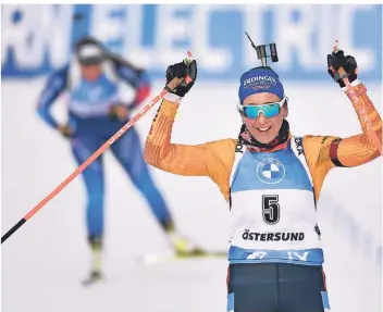 ?? FOTO: ANDERS WIKLUND/AP ?? Doppeltes Treppchen als Lohn: Biathletin Franziska Preuß wird Dritte beim Massenstar­t von Östersund und sichert sich außerdem Rang drei im Gesamtwelt­cup.