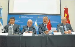  ??  ?? ANUNCIO. El embajador chino con funcionari­os argentinos.