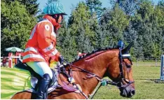  ?? Foto: W. Schmid ?? Die Kostümwert­ung zog einige Lacher nach sich. Hier „Rettungssa­nitäter“Philipp Schuppert vom RFV Weißenhorn auf „Check Out 4“– stilecht mit Blaulicht auf dem Kopf. Beide starteten für das Team „Notaufnahm­e Weißenhorn“.