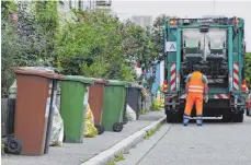  ?? FOTO: DPA ?? Die Kosten für die Abfallbese­itigung steigen. Auch in Erbach werden die Bürger im kommenden Jahr tiefer in die Tasche greifen müssen.