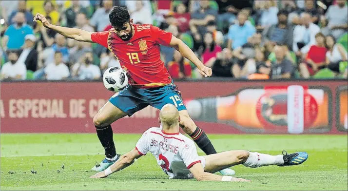  ?? FOTO: J.A. GARCÍA SIRVENT ?? Diego Costa y su conexión con Aspas salvaron la imagen de una España gris en Krasnodar El delantero del Celta aprovechó una buena acción del ariete del Atlético para noquear a la selección tunecina en los minutos finales