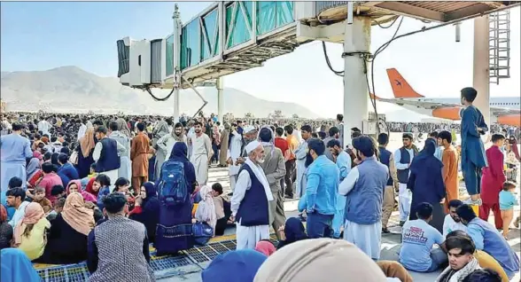  ?? AFP ?? Afghans crowd the tarmac of the Kabul airport on August 16 to flee the country as the Taliban took control.