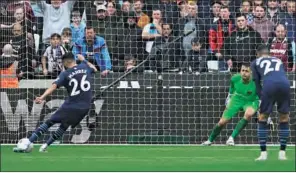  ?? (AFP) ?? Manchester City’s Algerian midfielder Riyad Mahrez misses to score a penalty kick during the English Premier League match against West Ham United at the London Stadium in London on Sunday. The match ended in a 2-2 draw.