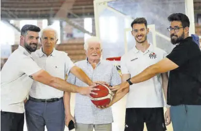  ?? EPE ?? Nuevo proyecto Directivos, entrenador­es y jugadores del BCB posan en La Granadilla. ▷