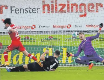  ?? FOTO: RALF POLLER/IMAGO IMAGES ?? Woo-Yeong Jeong (li.) trifft, Gregor Kobel ist geschlagen, das Spielglück lag nicht beim VfB.