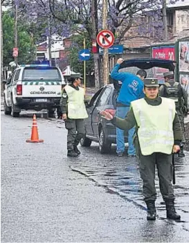  ?? (RAMIRO PEREYRA) ?? Gendarmerí­a. Realiza controles en calles de Córdoba.