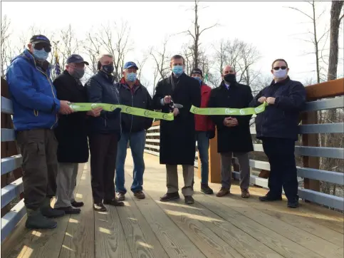  ?? GLENNN GRIFFITH - MEDIANEWS GROUP ?? Clifton Park Town Supervisor Philip Barrett, center with scissors, cuts the ribbon to open Clute’s Dry Dock Pedestrian Bridge.