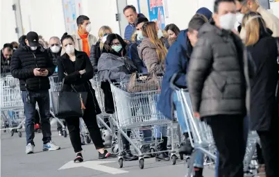  ??  ?? Talijanske vlasti zatvorile su škole i trgovine te poslale vojsku da sve drži pod kontrolom. Ljudima su naredili da ne izlaze iz kuća pa su od straha pohrlili u zadnje otvorene dućane po zalihe namirnica