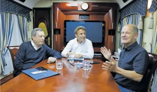  ?? EFE ?? El primer ministro italiano, Mario Draghi; el presidente francés, Emmanuel Macron, y el canciller alemán, Olaf Scholz, conversan en el tren que les llevó de Polonia hasta Kiev, la capital de Ucrania, ayer.