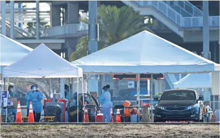  ??  ?? Coronaviru­s testing begins Saturday in the parking lot of TIAA Bank Field in Jacksonvil­le, Fla.