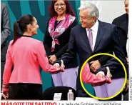  ?? ?? MÁS QUE UN SALUDO. La Jefa de Gobierno capitalina Claudia Sheinbaum y el Presidente López Obrador se saludan estrechand­o sus antebrazos en la Asamblea del IMSS.