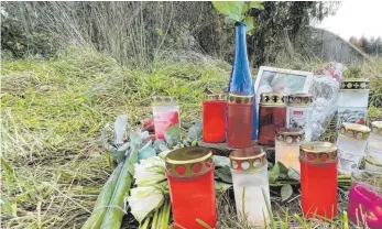  ?? FOTO: ANDREAS BERGER ?? Blumen und Kerzen als Zeichen der Trauer lagen einige Tage nach dem Verbrechen in der Nähe des Tatorts in Memmingerb­erg.