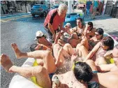  ?? TIAGO QUEIROZ/ESTADÃO ?? Ato em piscina. Grupo fez protesto contra construção de torre na Pompeia