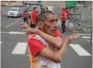  ??  ?? ENTUSIASMO. Ernesto Lincangopa­dece parálisis cerebral y corrió por el túnel del Metro.