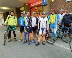  ??  ?? Un’avventura sulle due ruote Gli amici della bicicletta partiti da Verona. A sinistra: Villa Pisani a Stra