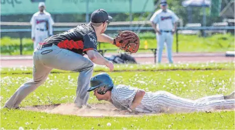  ?? FOTO: PETER SCHLIPF ?? Die Strikers haben sich bei ihrer Heimspielp­remiere gegen die Renegades aus Schwäbisch Hall durchgeset­zt.