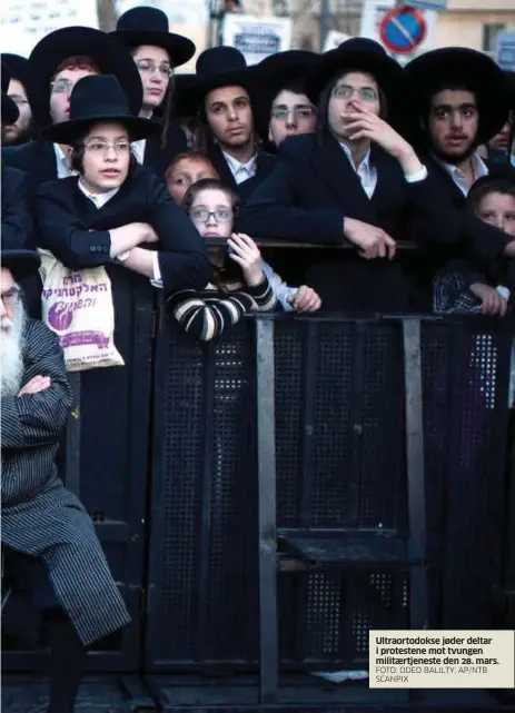  ?? FOTO: ODED BALILTY, AP/NTB SCANPIX ?? Ultraortod­okse jøder deltar i protestene mot tvungen militærtje­neste den 28. mars.