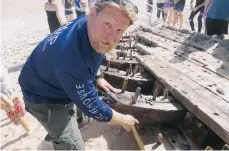  ??  ?? Arqueólogo­s acudieron a la playa para documentar y preservar los restos del barco naufragado hace siglos.