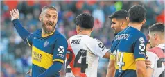  ?? AP/DANIEL JAYO ?? Boca Juniors’ Daniele De Rossi, centre, speaks to teammate Carlos Izquierdoz, right, during the match against River Plate.