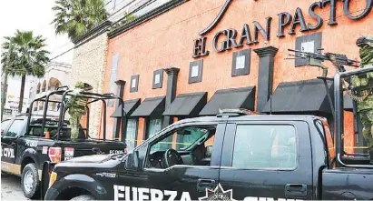  ?? LEONEL ROCHA ?? Policías estatales vigilan el local que se encuentra sobre la avenida Gonzalitos.